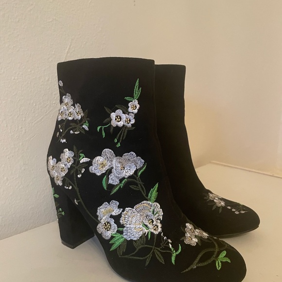 🌸Forever 21 Faux Suede Floral boots with Heel Size 7 🖤 - Picture 3 of 6